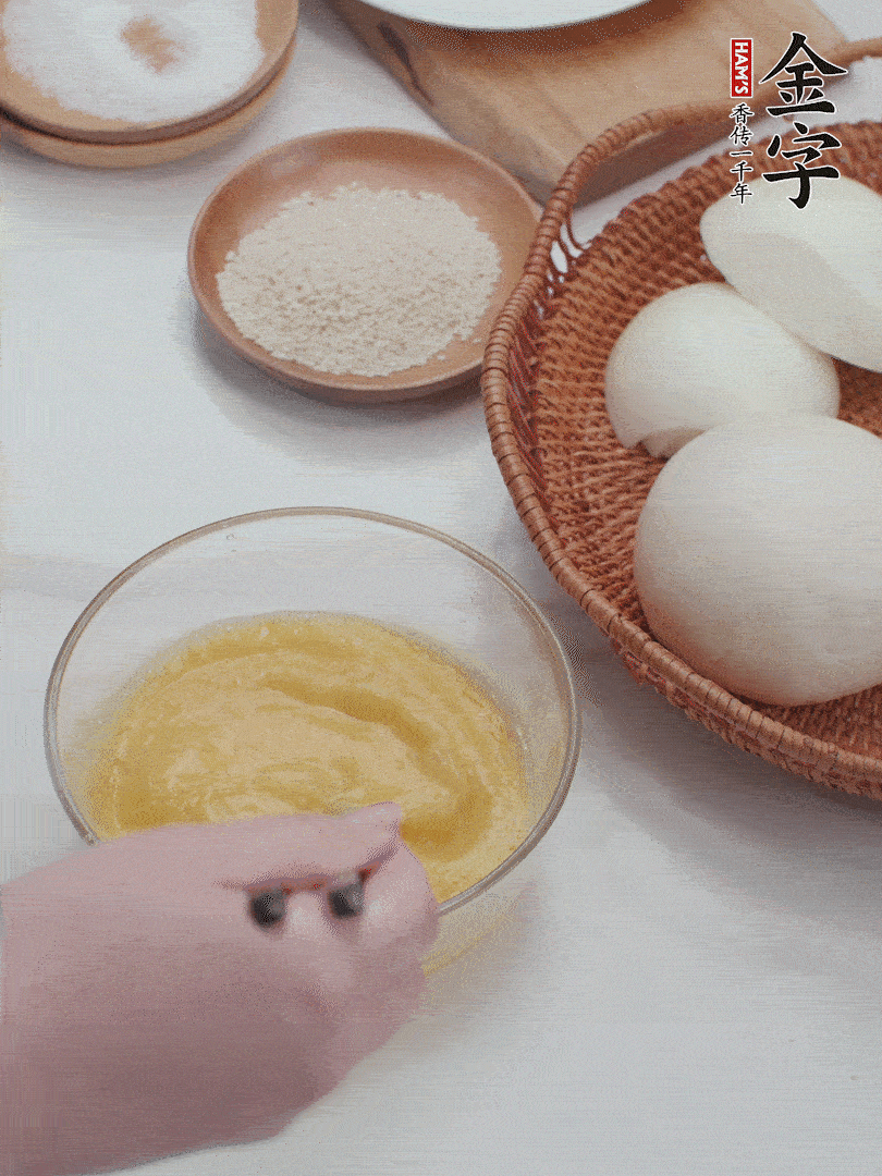 2個(gè)雞蛋加入1小勺鹽、1/2小勺胡椒粉打散。