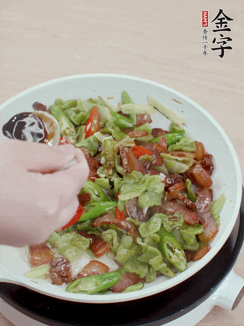 2勺生抽調(diào)味，最后撒蒜葉。