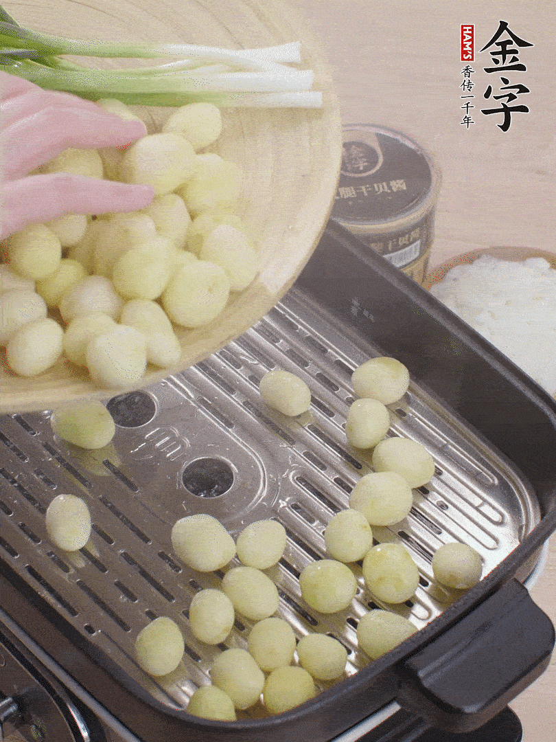 去皮小土豆蒸熟。