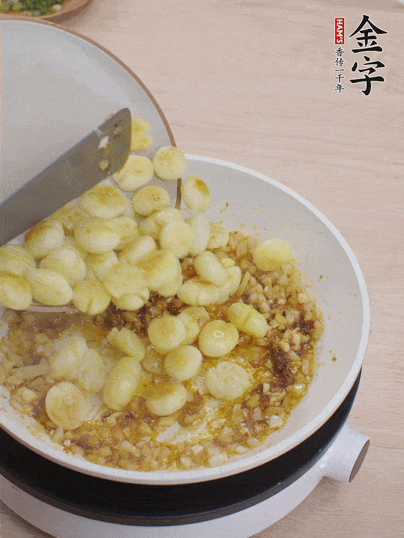 下小土豆翻炒均勻。