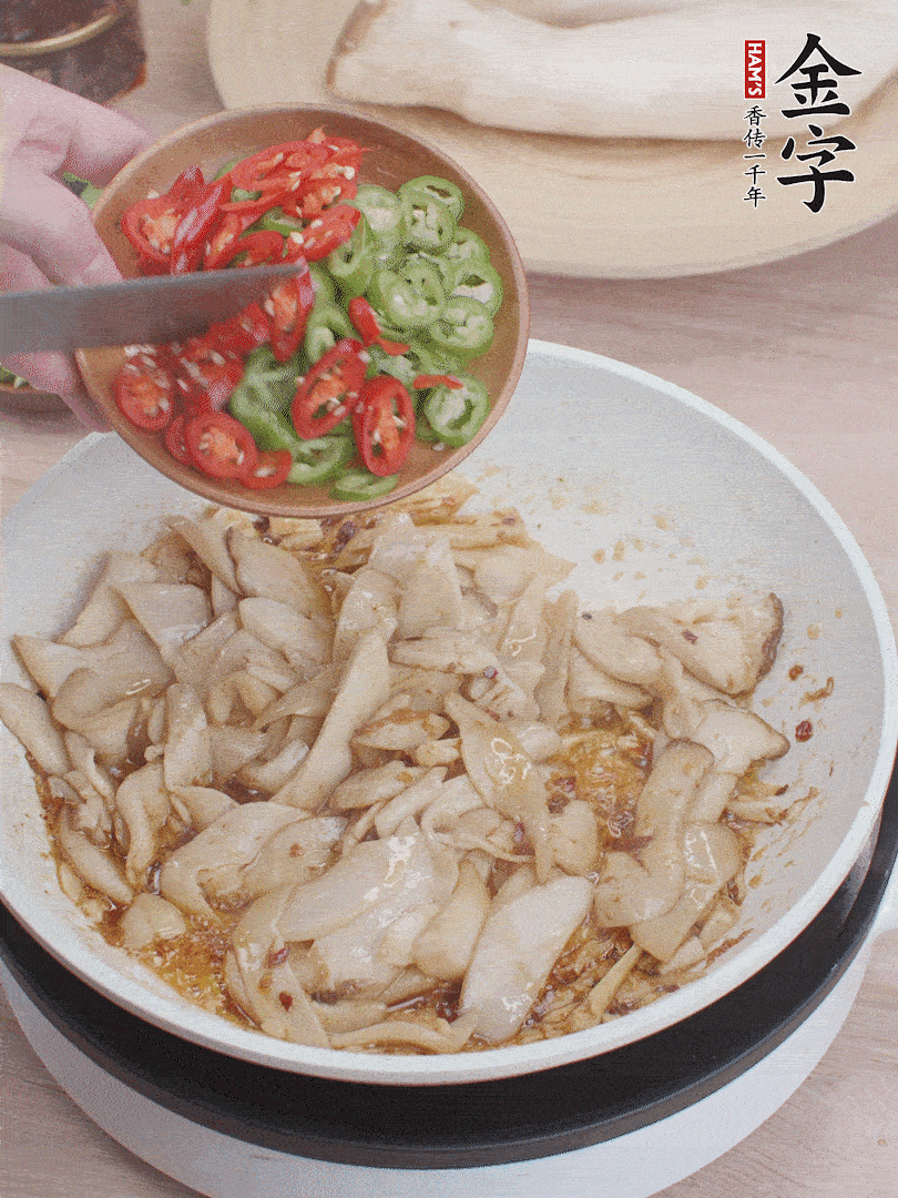 下杏鮑菇、青紅辣椒炒出香味。