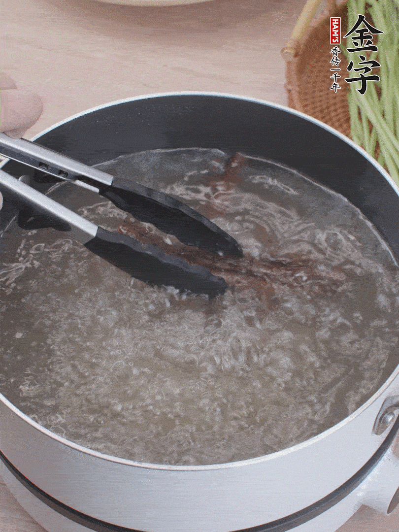 金字醬油肉下鍋煮10分鐘，切薄片。