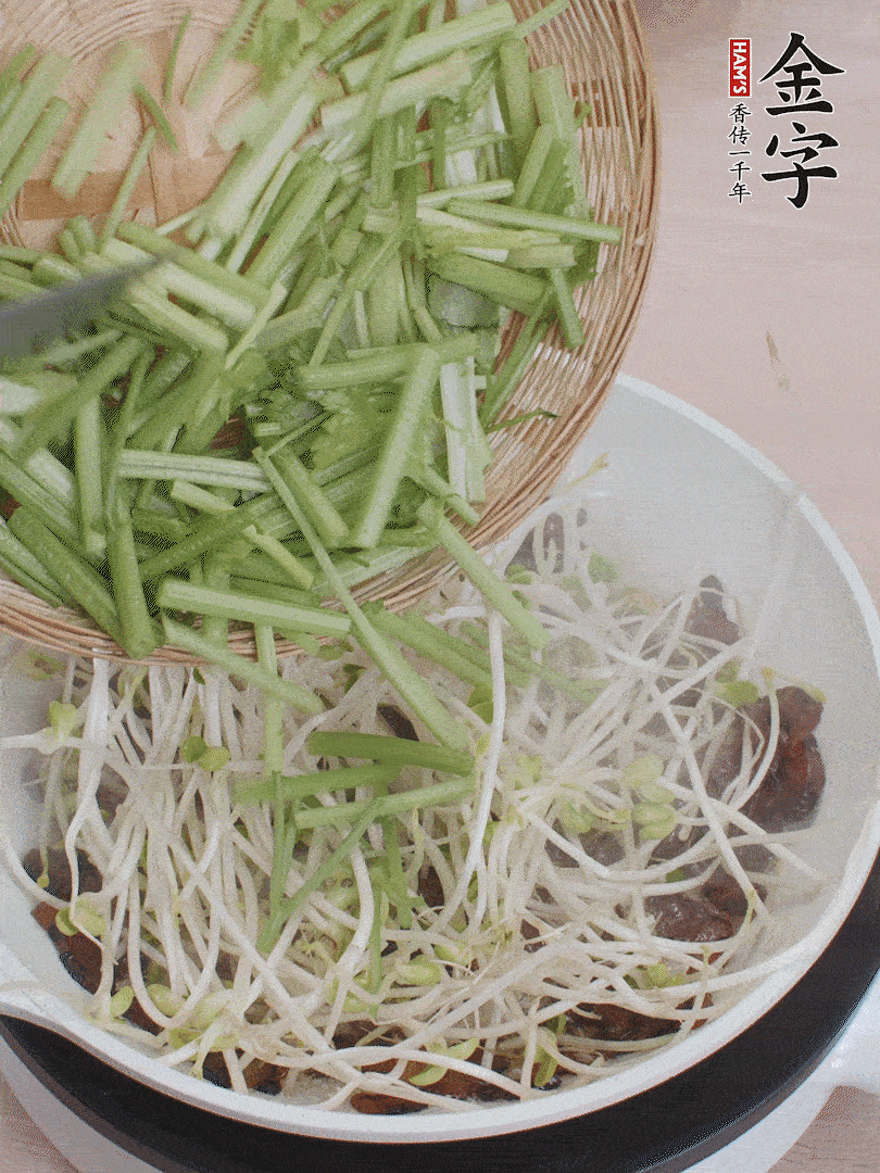 下豆芽、香芹翻炒均勻。