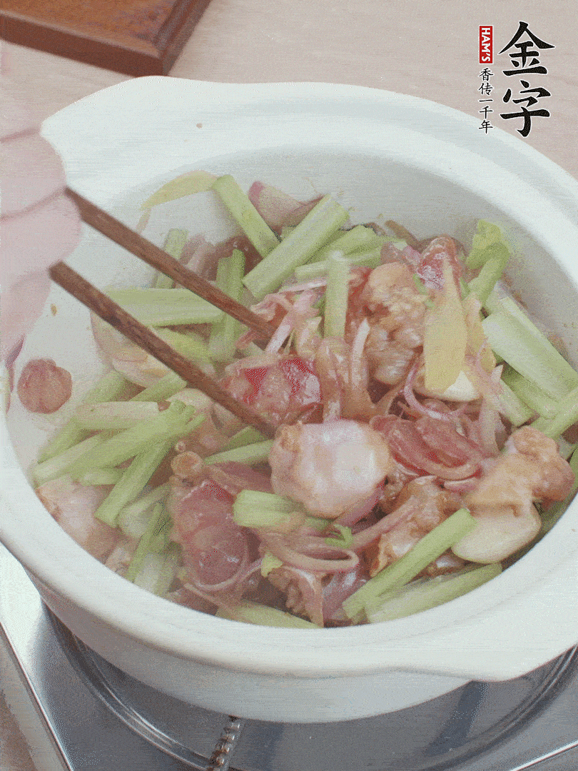 下牛蛙、芹菜、香腸翻炒。