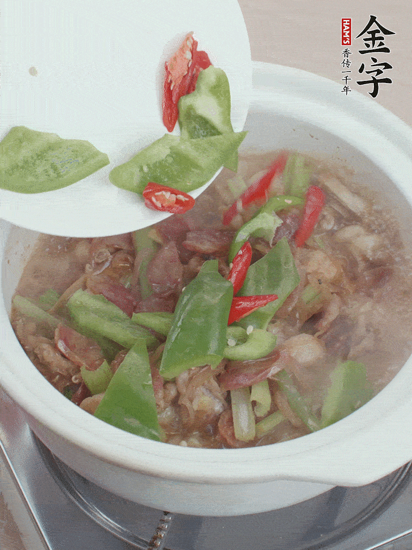下綠菜椒，翻炒1分鐘。