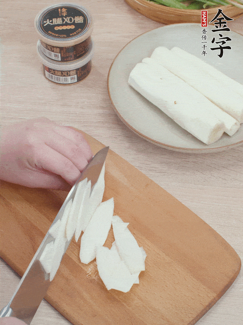 鐵棍山藥去皮，斜刀切片。