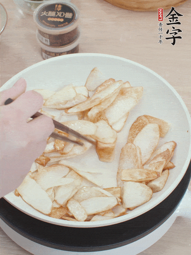 鍋中熱油，山藥煎至兩面金黃。