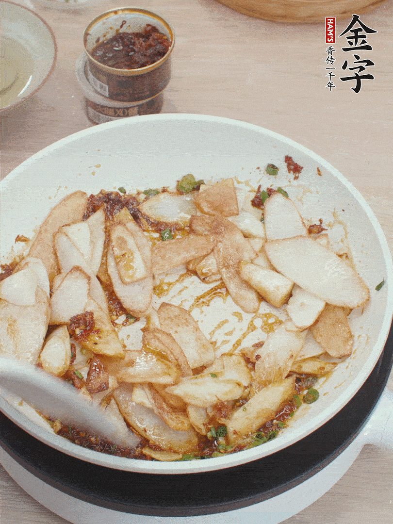 下山藥炒勻，撒蔥花。