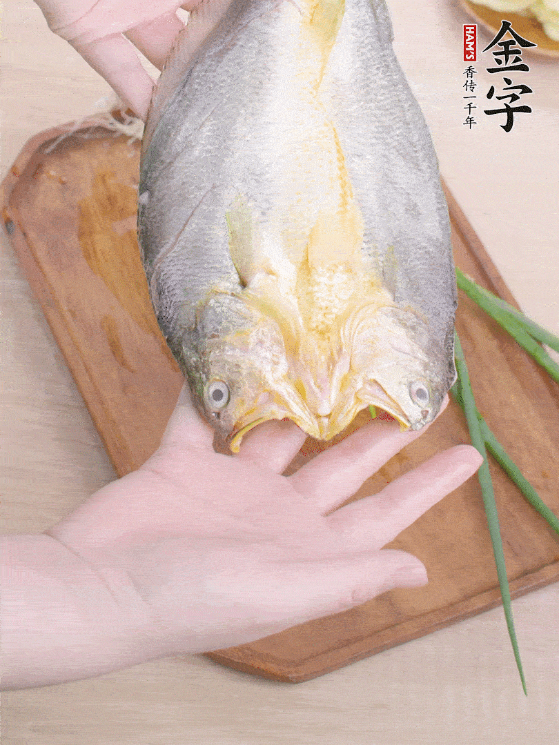 黃魚(yú)背部開(kāi)刀，洗凈切花刀。適量鹽涂抹魚(yú)身兩面。