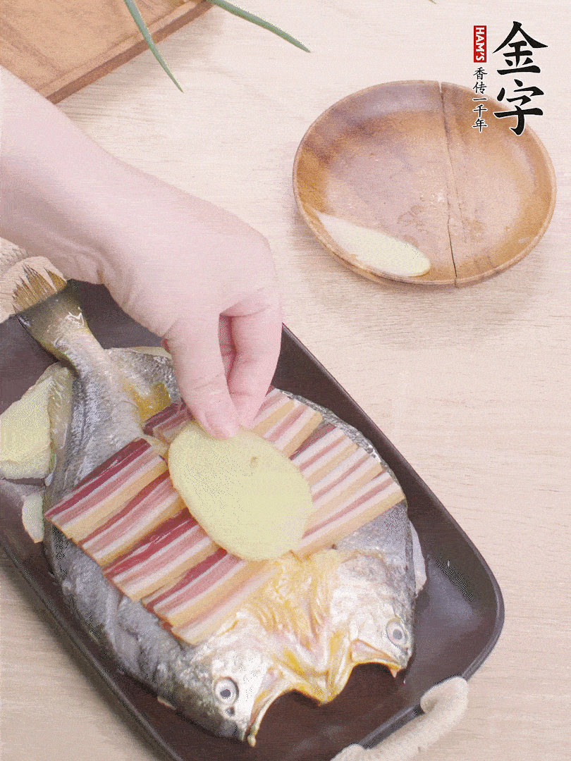 鋪咸肉，放姜片、蔥結(jié)。水開(kāi)后蒸8分鐘，燜3分鐘。