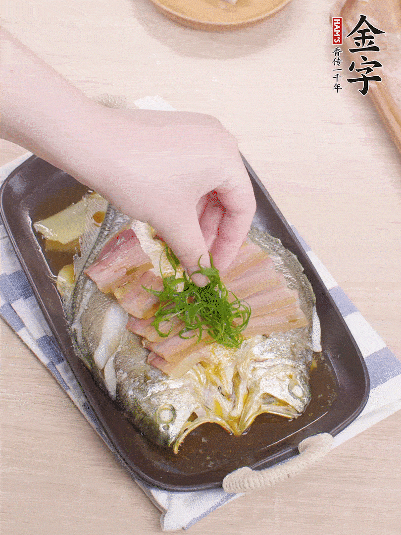 取出姜蔥，淋2勺蒸魚(yú)豉油，擺蔥絲。
