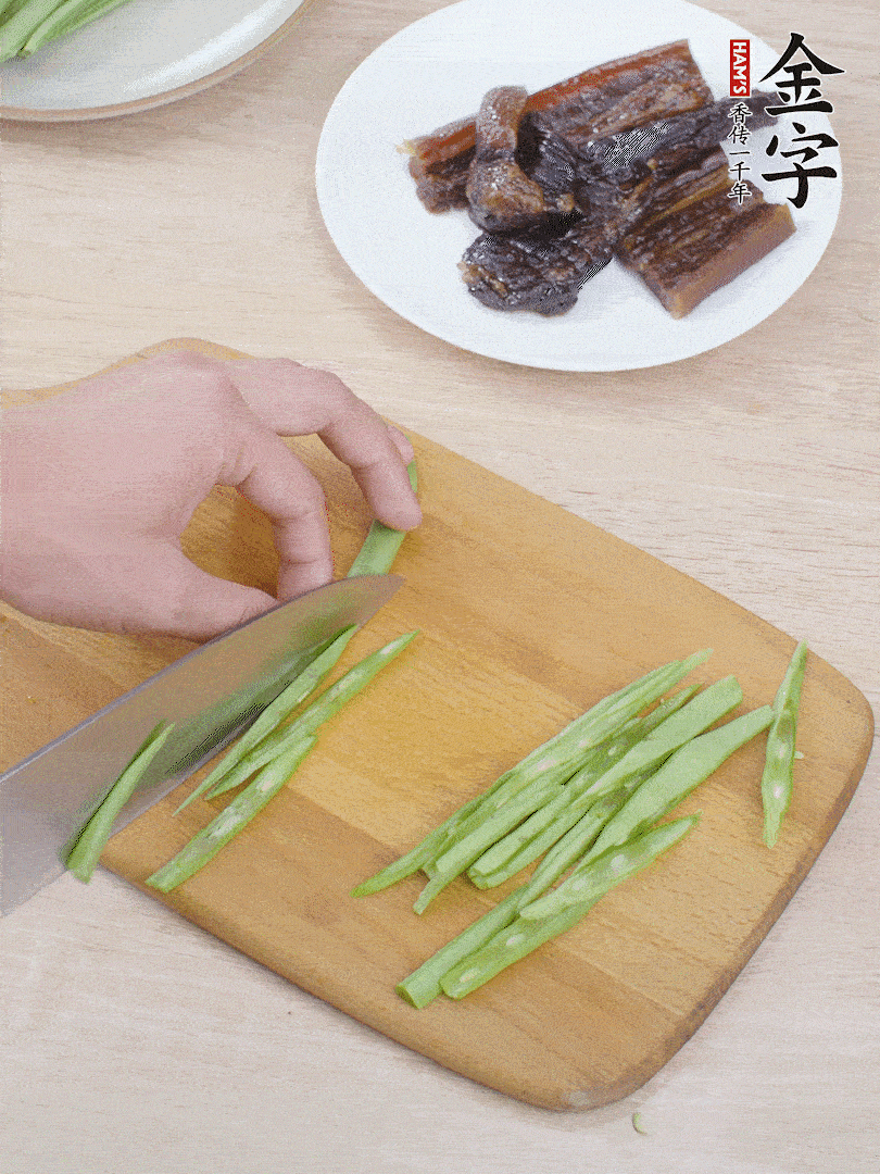 四季豆切絲。