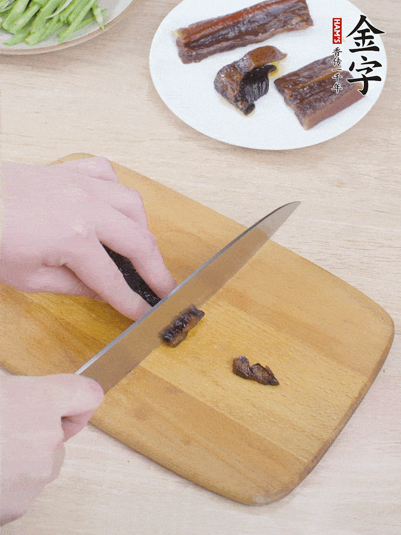 提前煮好的金字醬油肉切片。