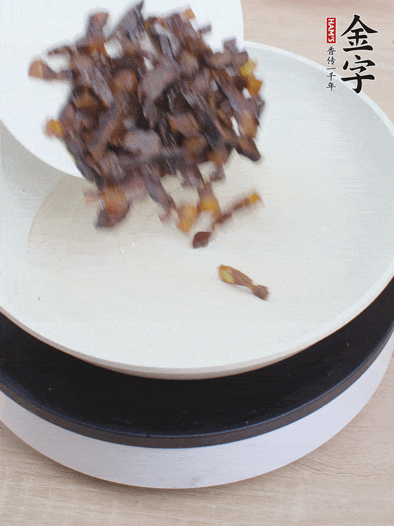 油熱倒醬油肉，編出香味。