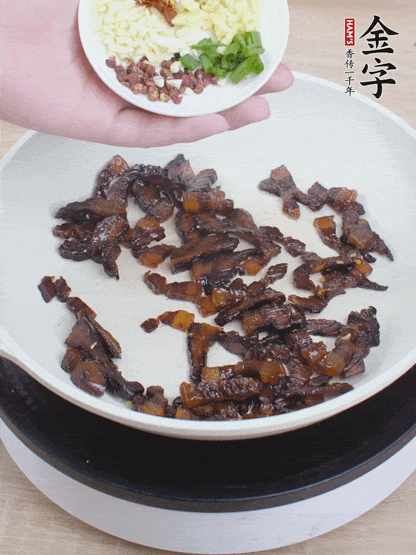 下蔥姜蒜、干辣椒、花椒粒炒香。