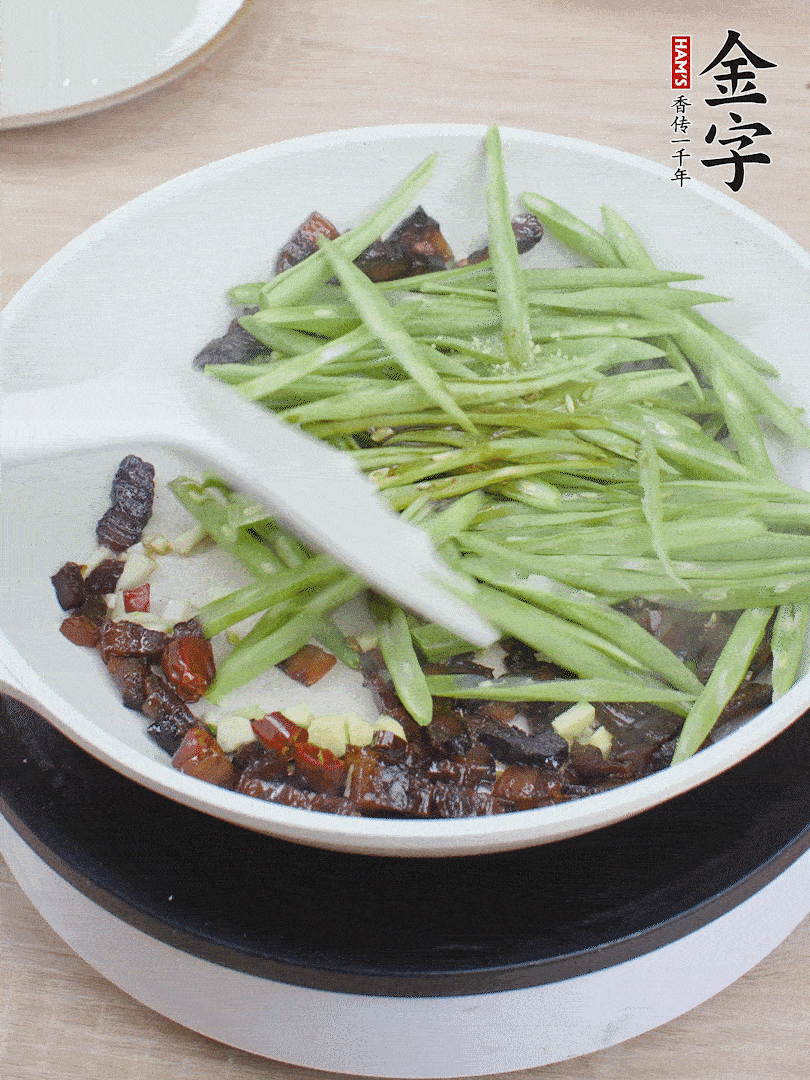 下豆角，生抽、雞精調(diào)味，炒到斷生。