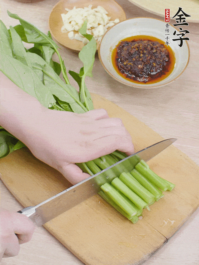 空心菜切段，大蒜拍碎切末。