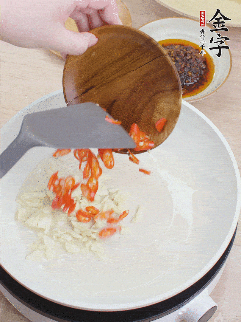 油熱煸香蒜末、辣椒。