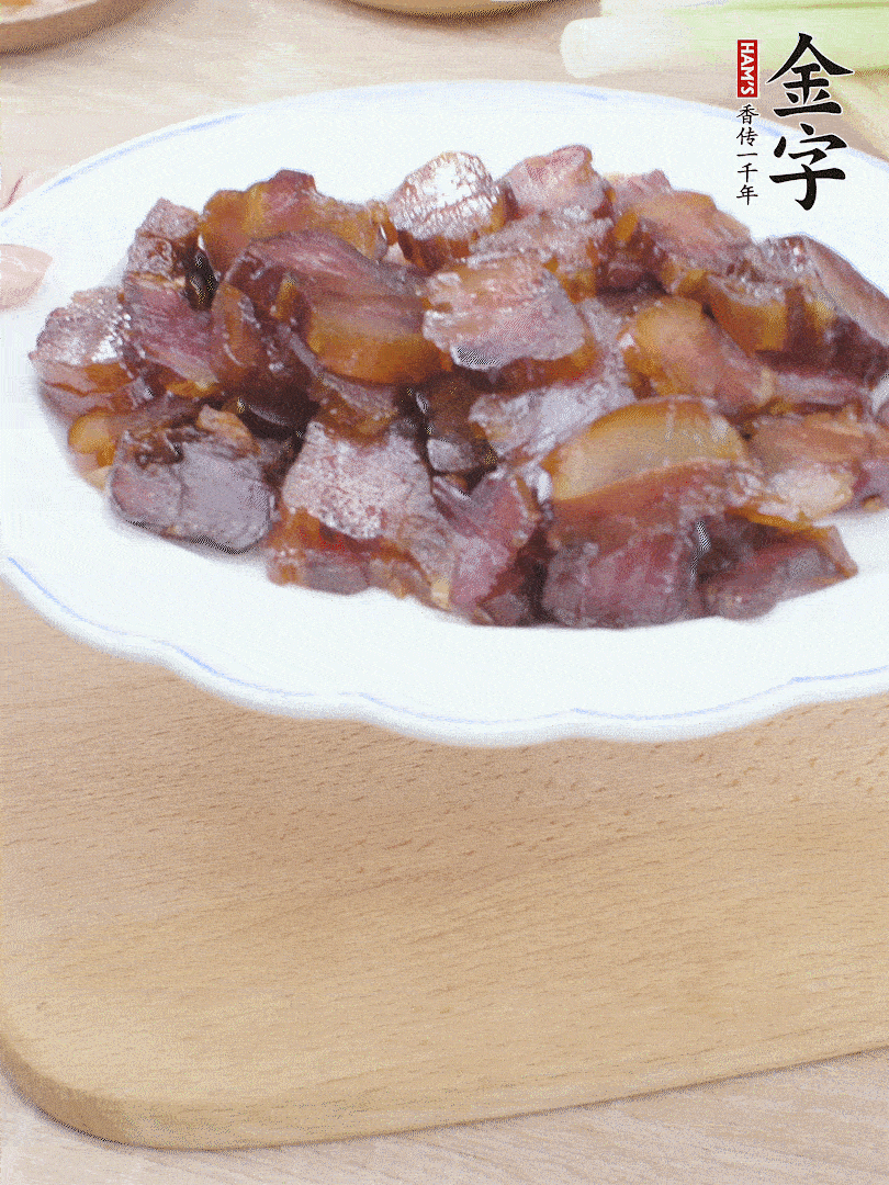 金字醬油肉水煮15分鐘，切薄片。