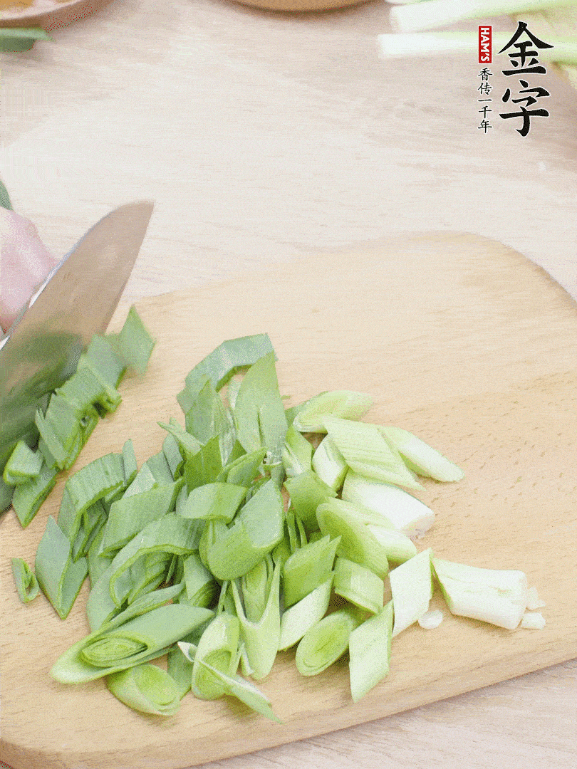 青蒜切段。（蒜白可以拍一下，再斜著切）