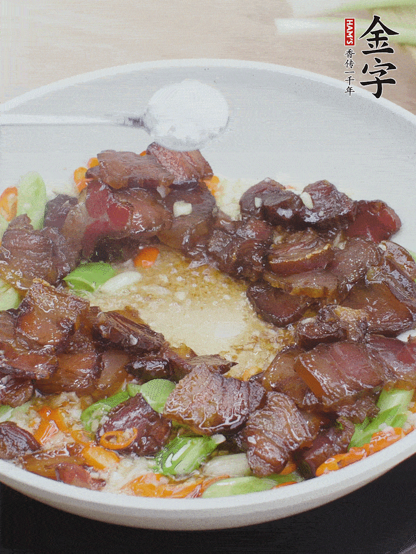 下醬油肉，一點生抽、白糖調(diào)味。