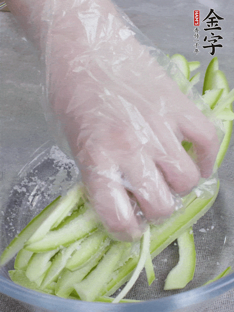 加鹽腌制15分鐘，清洗后擠干水份。