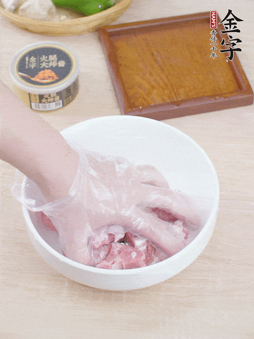豬小排，加1勺料酒、1勺蠔油、1/3勺白胡椒粉、淀粉，抓拌均勻腌漬30分鐘。青椒去蒂去籽切塊。洋蔥去皮切塊。