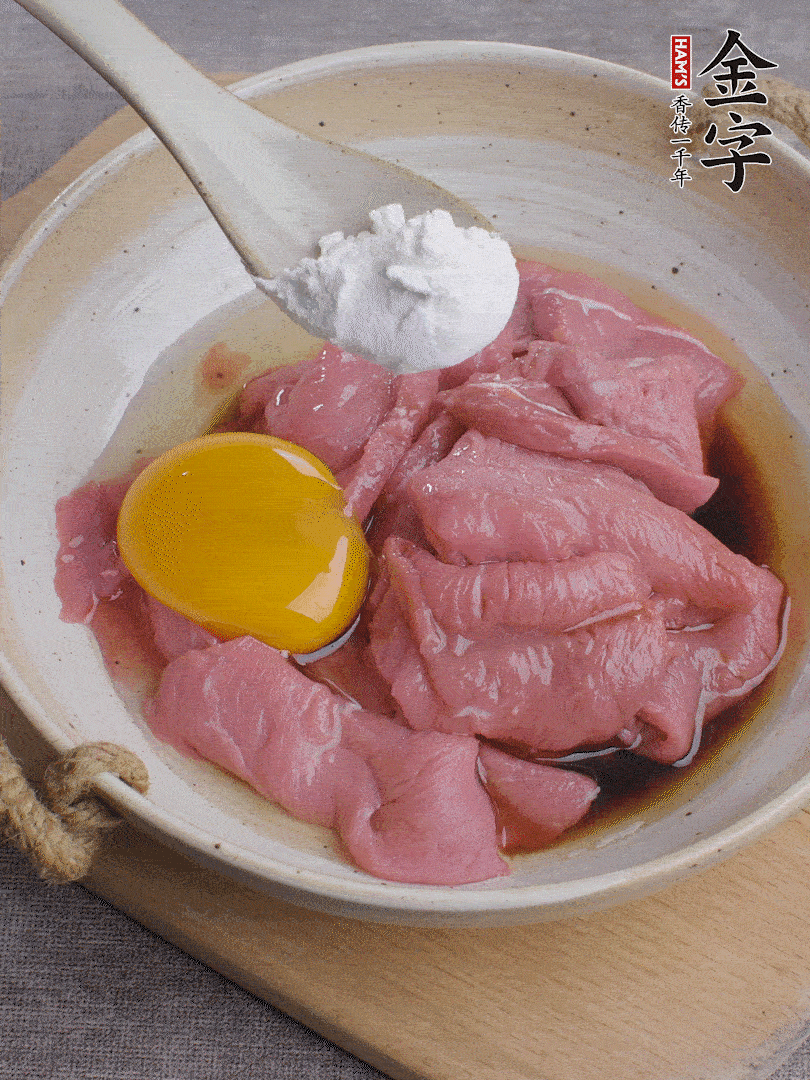 牛肉切片，雞蛋1個(gè)、水2勺、料酒1/2勺、生抽1/2勺、生粉1勺腌15分鐘。