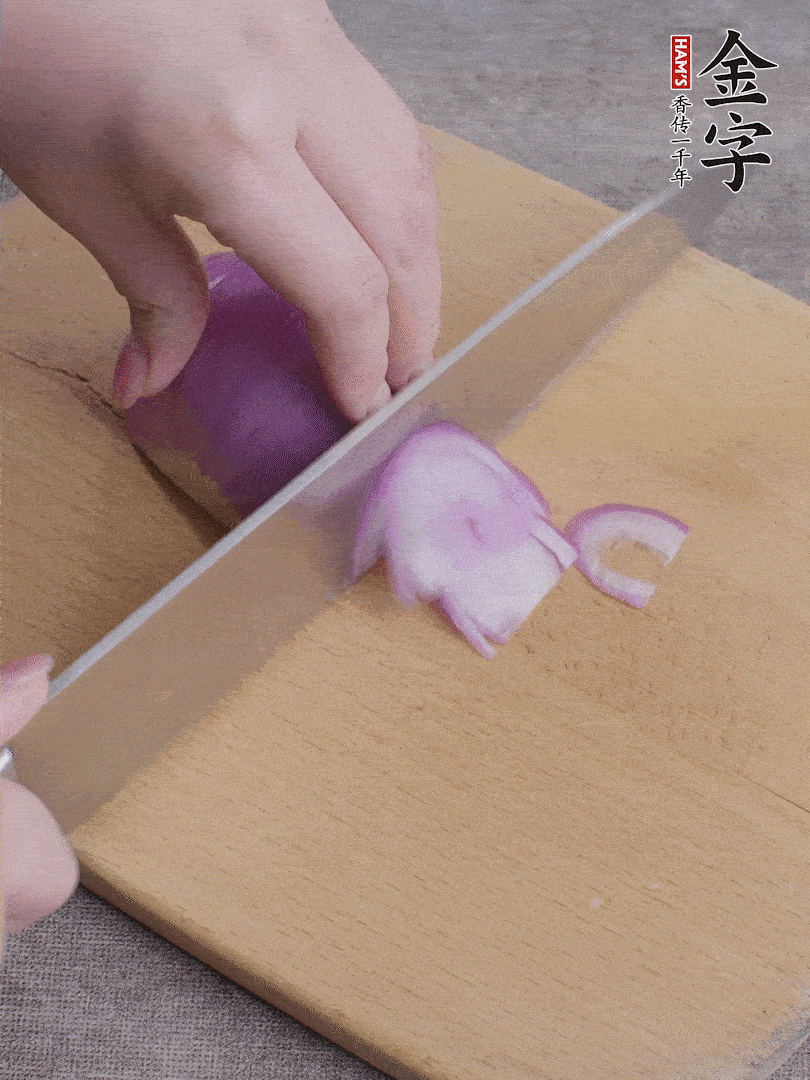 洋蔥切絲、蔥切段。