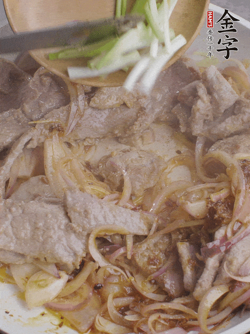 下牛肉、蔥段快炒。