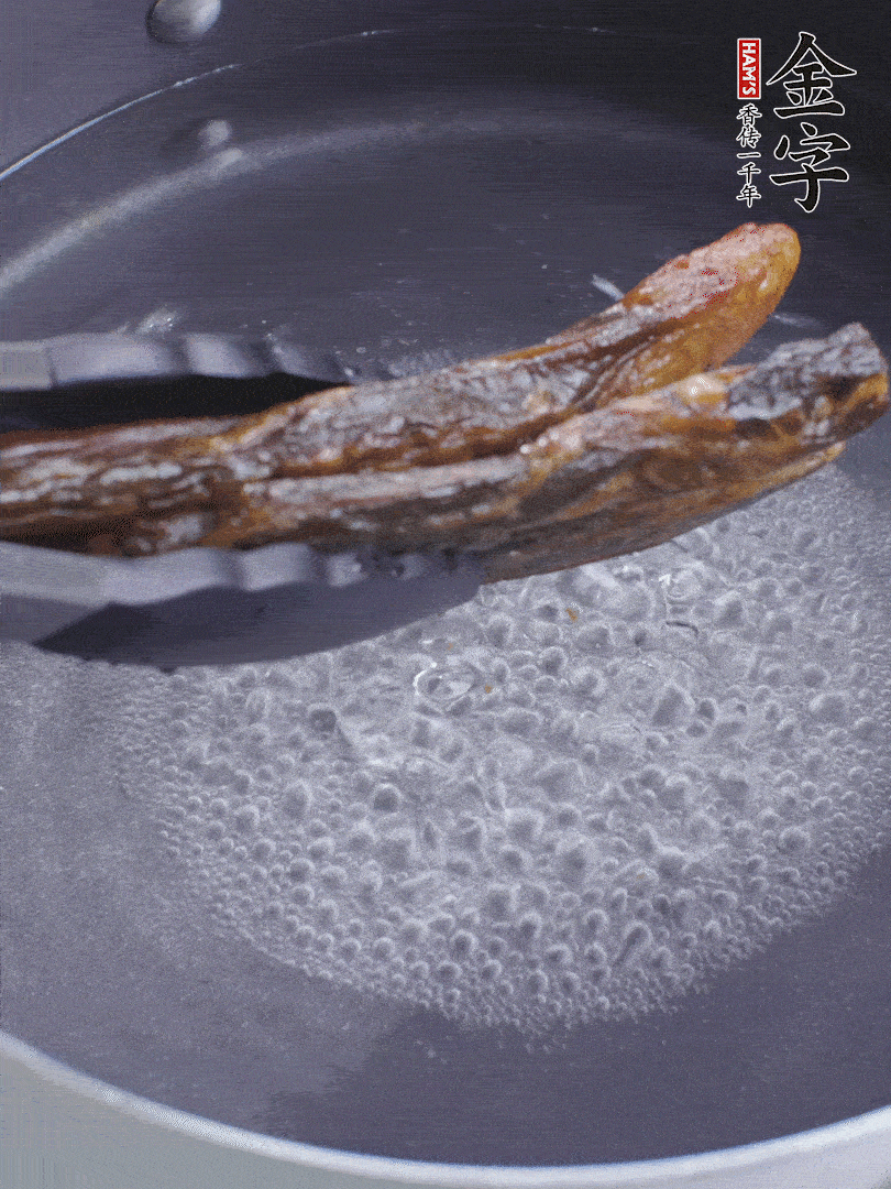 金字醬油肉水煮15分鐘，切薄片。