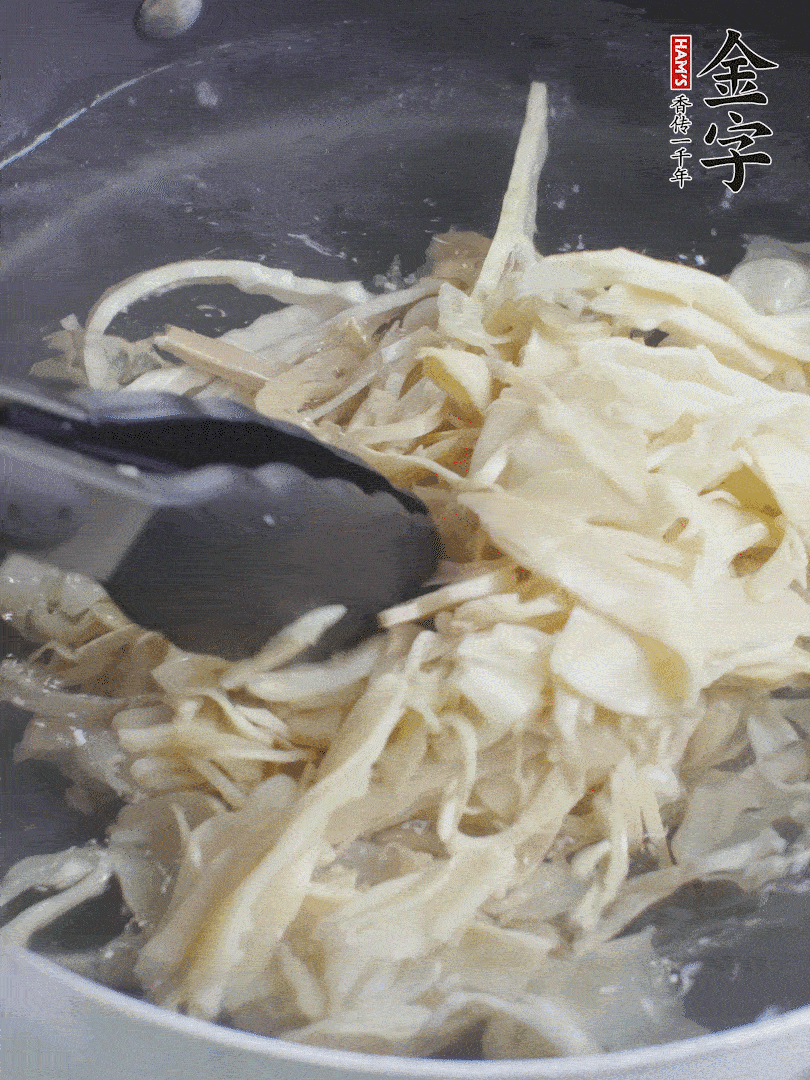 糯米筍焯水1分鐘，過涼水，擠干水份。