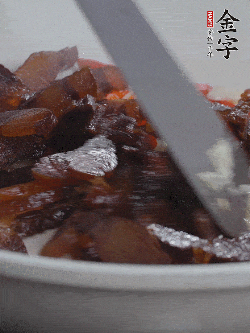 下醬油肉，煸出油脂。