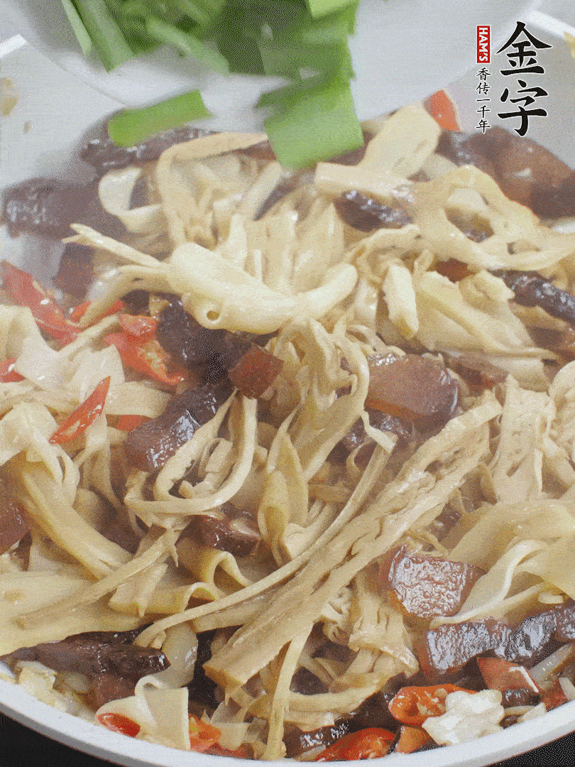 翻炒均勻，下蒜葉。
