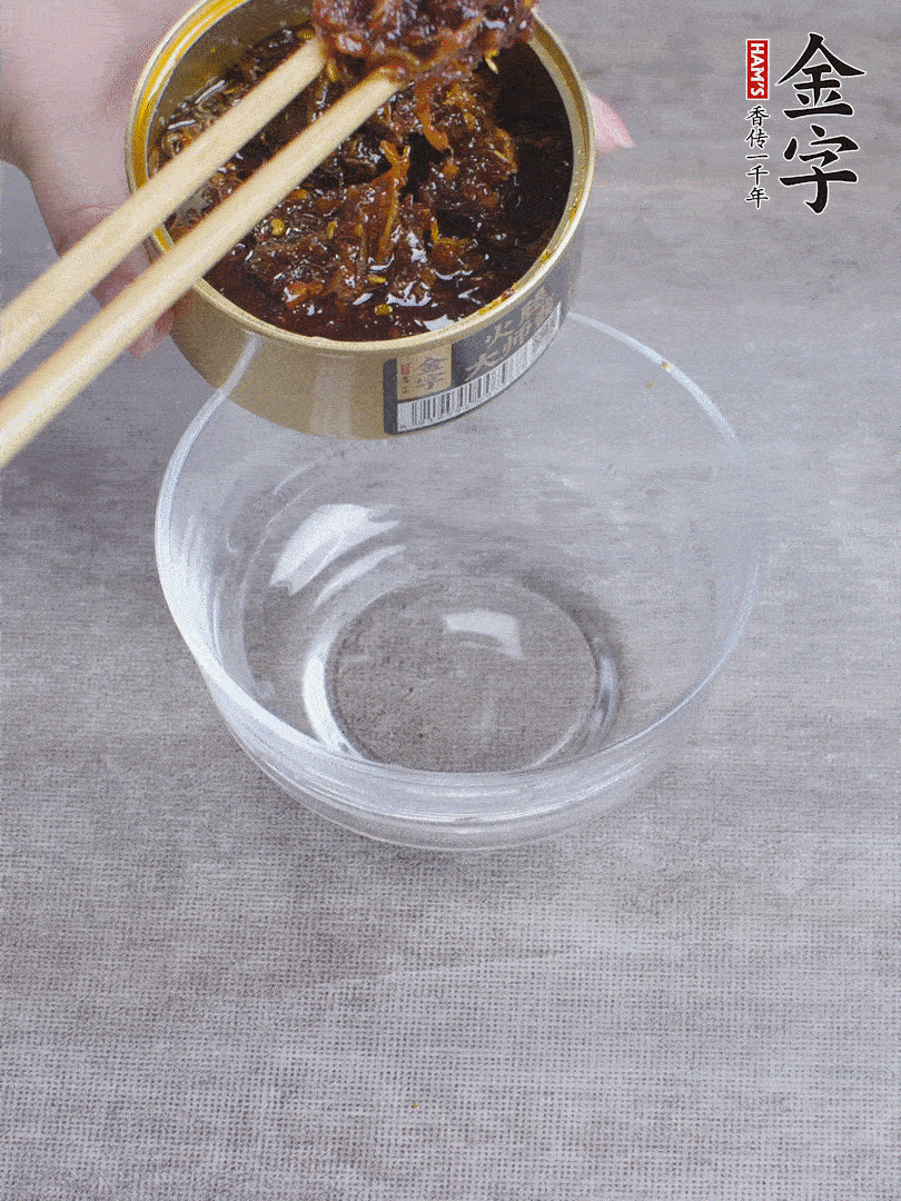 金字火腿大師醬2勺、醬油1勺、白砂糖1/2勺調(diào)勻。