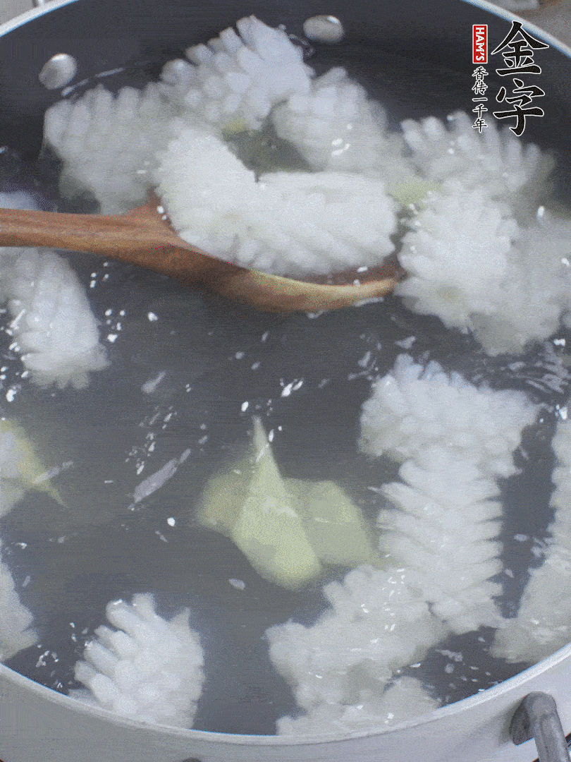 魷魚解凍后，加姜片、料酒汆燙30秒。