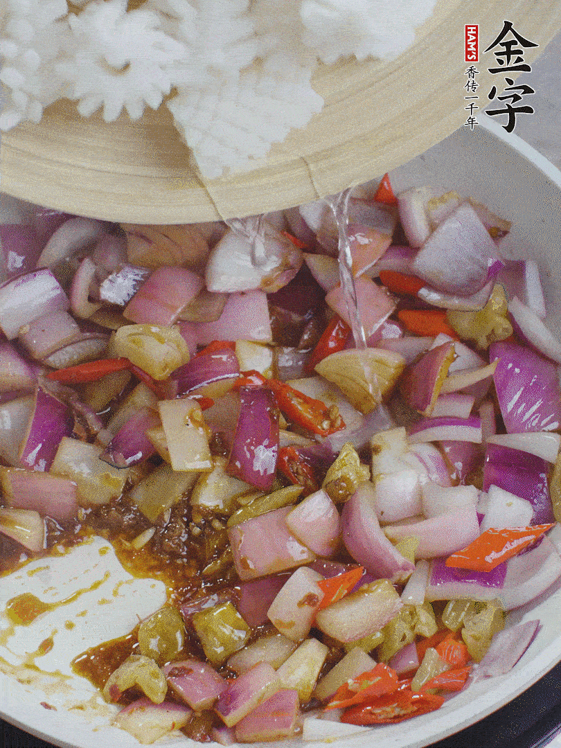 下魷魚花，2勺料酒炒勻。