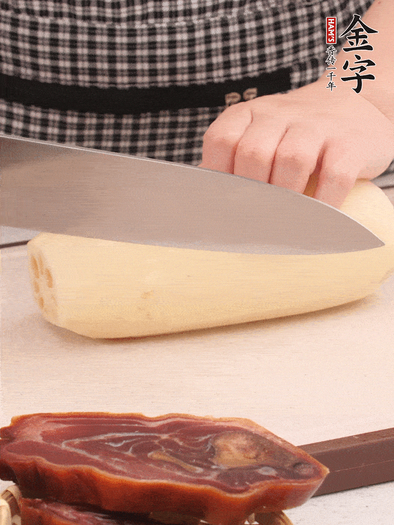 蓮藕削皮切塊。
