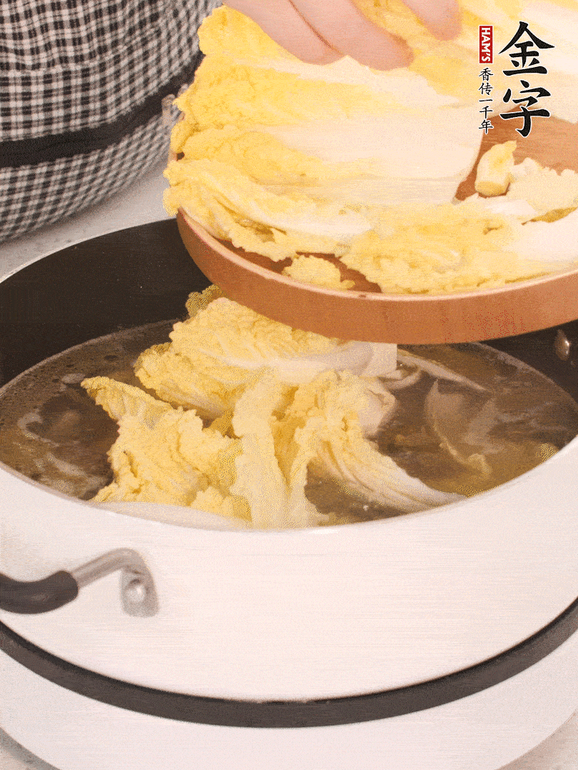 放入娃娃菜、金針菇再燉煮5分鐘。