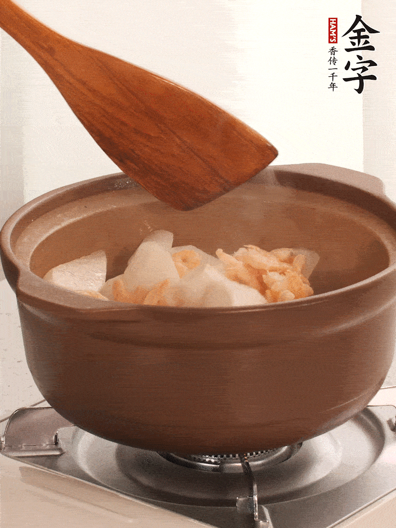放白蘿卜、海米煸炒1-2分鐘，白蘿卜一定要先炒過再燉湯，香味更足。