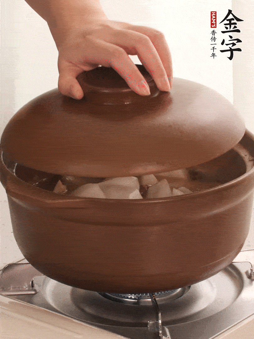 倒沒過食材的熱水，大火燒開。蓋上蓋子轉(zhuǎn)中小火，燉15-20分鐘。等蘿卜煮到喜歡的軟爛度就可以關(guān)火。