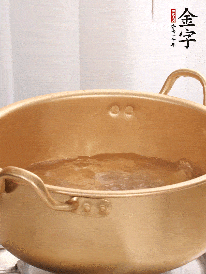 排骨加姜片、料酒，冷水下鍋焯水，撇去浮沫。