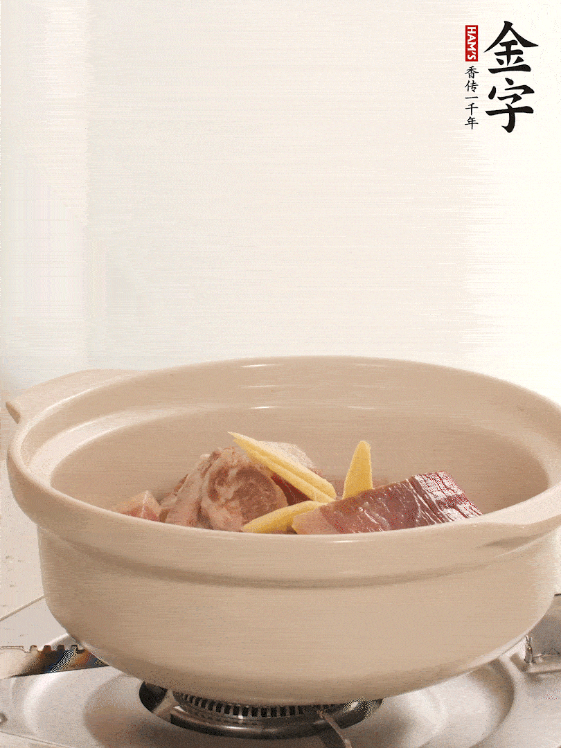 湯鍋放入排骨、火腿、姜，加適量水。煮開后轉(zhuǎn)小火燉40分鐘。