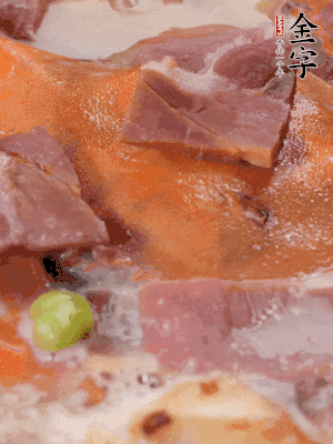 放適量料酒、清水煮到沸騰，再下蟹塊燜煮8分鐘。