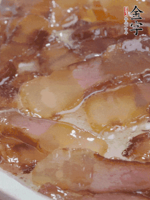 油5成熱，醬油肉煸香。
