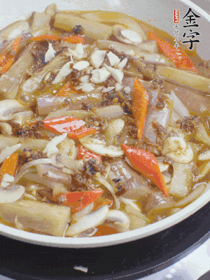 撒蒜末、香菜末。