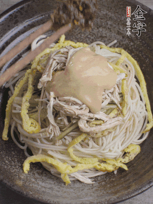 生抽1勺、醋1勺、芝麻醬1勺、金字火腿大師醬1勺。