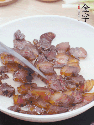 熱鍋少油，醬油肉煸出油脂，盛出。