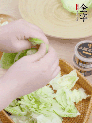 卷心菜掰成小片。