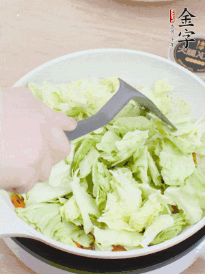 下卷心菜翻炒。